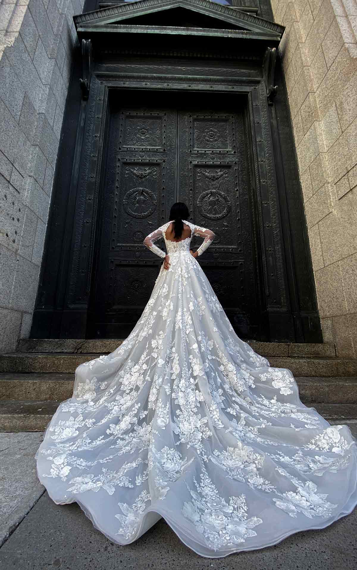 le1128 Hochgeschlossenes Prinzessinen-Brautkleid mit Baumwollspitze und langen Ärmeln  by Martina Liana Luxe