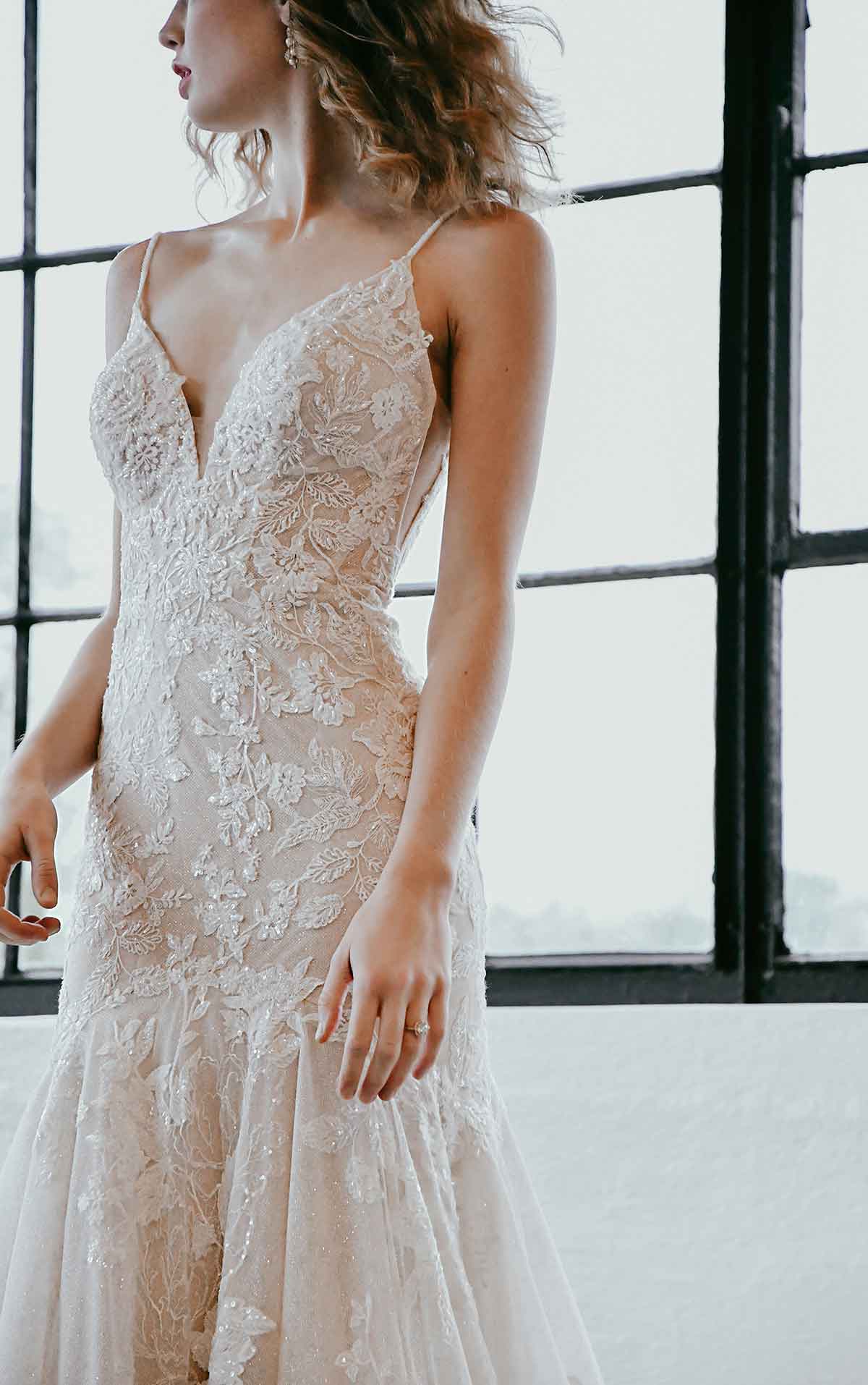 1301 Sexy Brautkleid mit natürlicher Spitze und Glitzerelementen  by Martina Liana