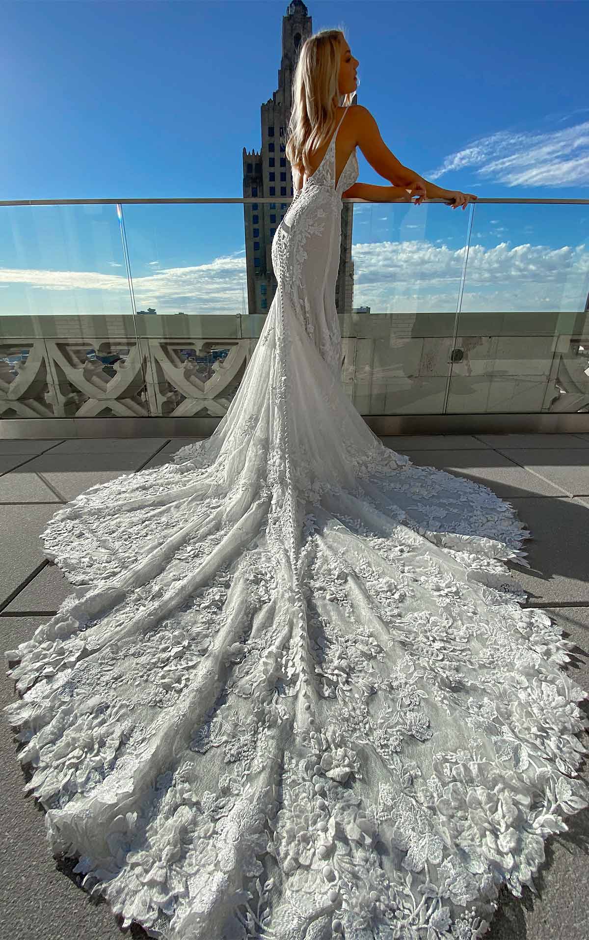 1305 Sexy 3D-Spitzen-Brautkleid mit V-Ausschnitt und Perlen  by Martina Liana
