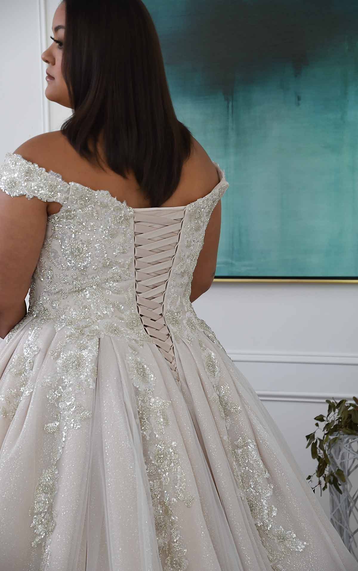 d3245+ Voluminöses, schimmerndes Prinzessinen-Brautkleid mit Carmen-Ausschnitt  by Essense of Australia