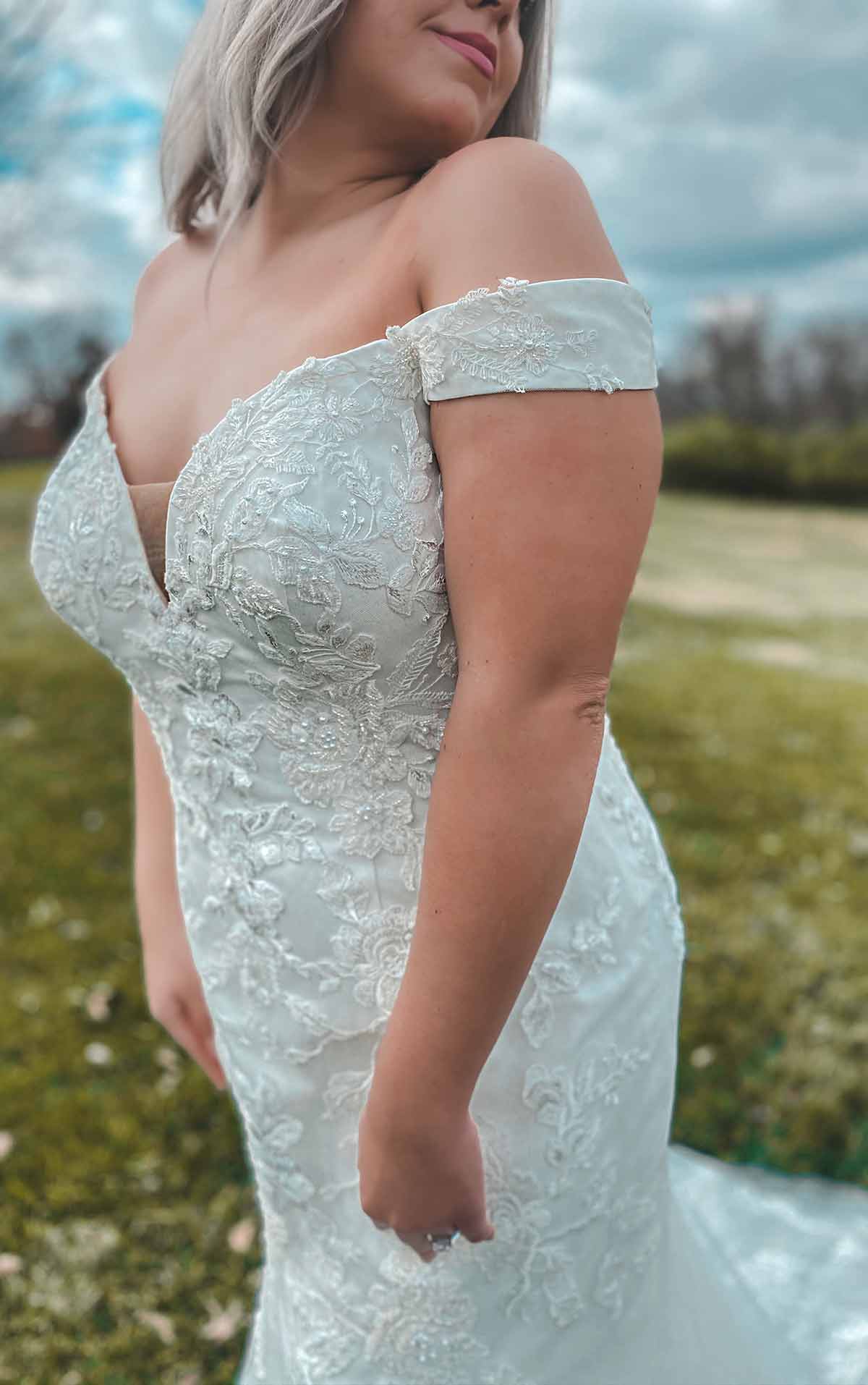 7272+ Schulterfreies Übergrößen Brautkleid mit Schimmer  by Stella York