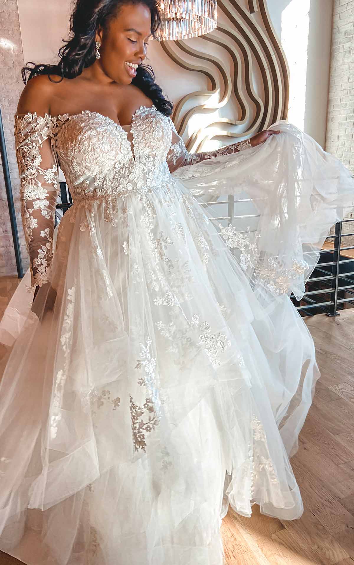 d3274+ Prinzessinen-Brautkleid mit Carmen-Trägern und Volantrock  by Essense of Australia