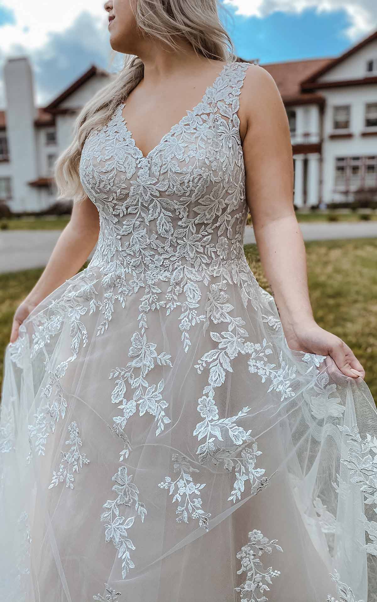 7169+ Übergrößen Brautkleid mit romantischer Spitze und langen Ärmeln  by Stella York