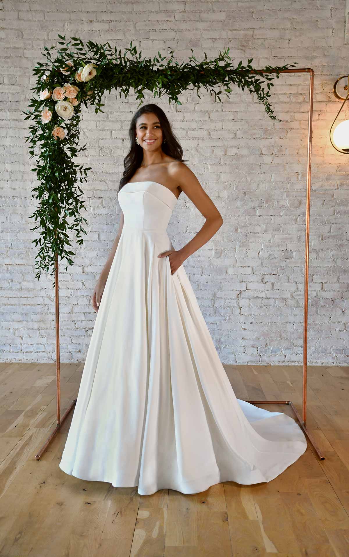 7045 Schlichtes trägerloses Brautkleid mit Taschen  by Stella York