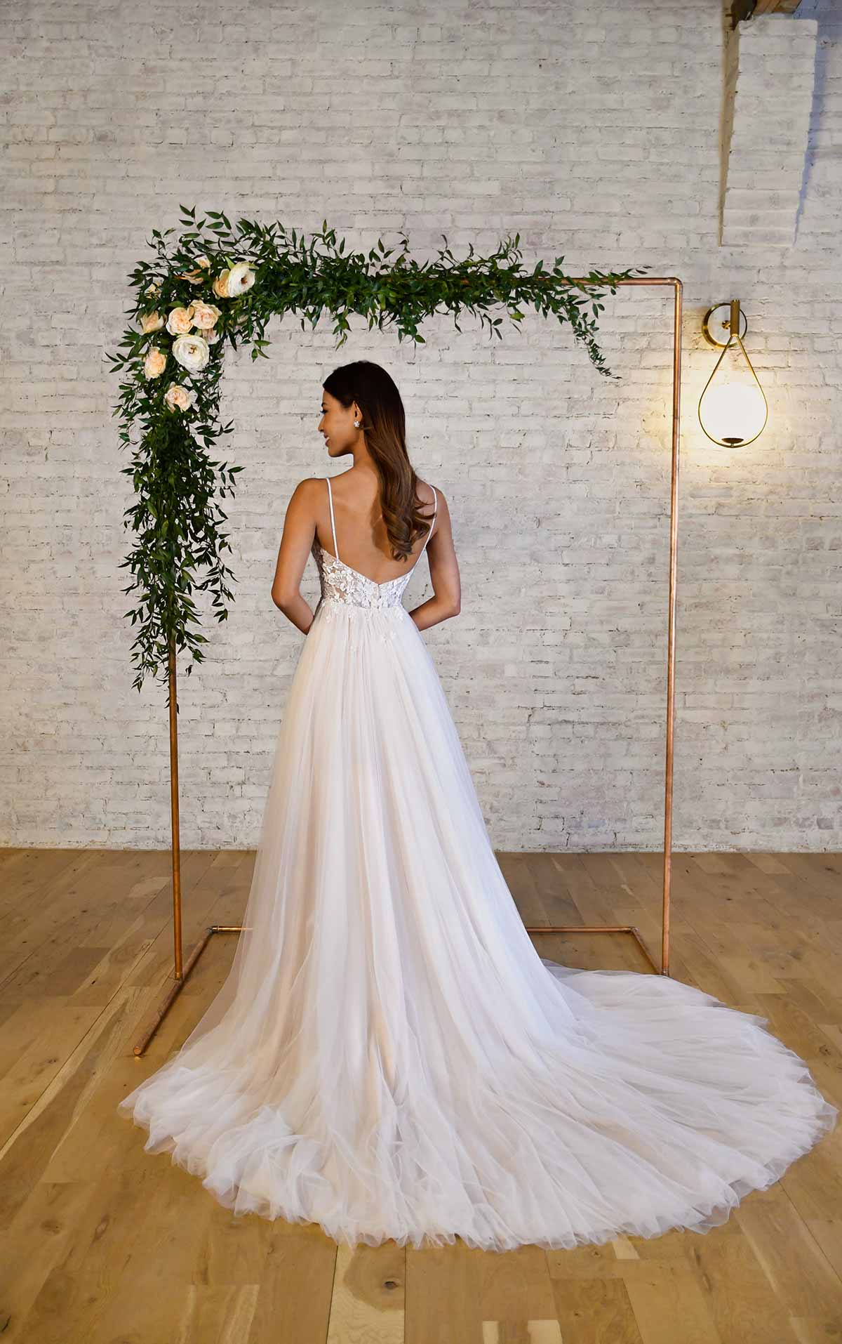 7340 Brautkleid mit V-Ausschnitt und floralen Details  by Stella York