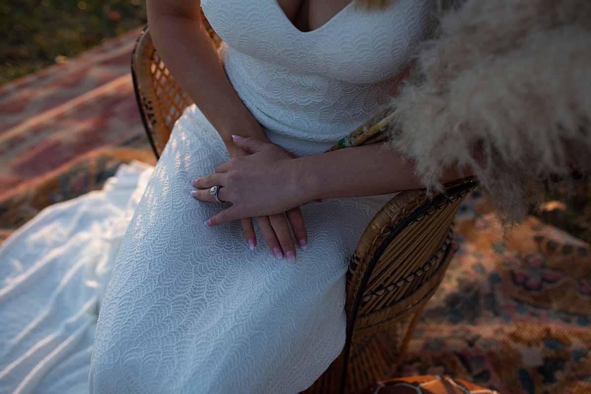 7343 Schlichtes Brautkleid aus Spitze mit kurzer Schleppe  by Stella York