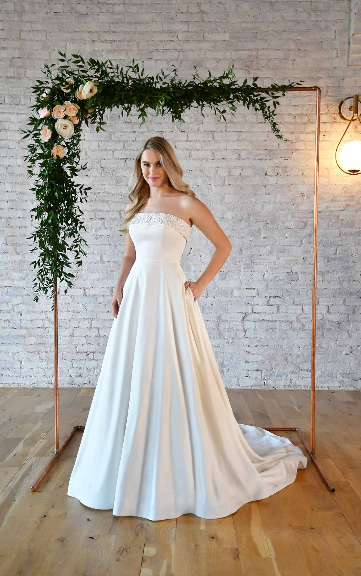 7045 Schlichtes trägerloses Brautkleid mit Taschen  by Stella York