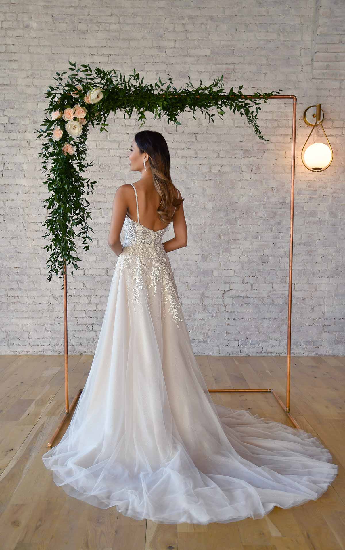 7322 Brautkleid mit Herzausschnitt, Perlen-, Blumen- und Paillettenverzierungen  by Stella York