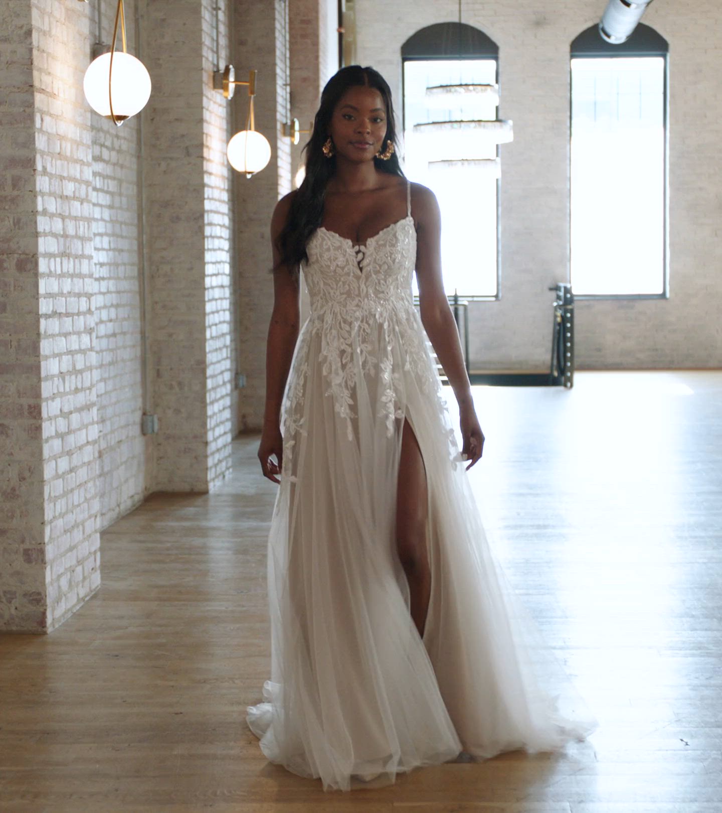 Elegant Lace and Tulle A-Line Bridal Dress with Leg Slit