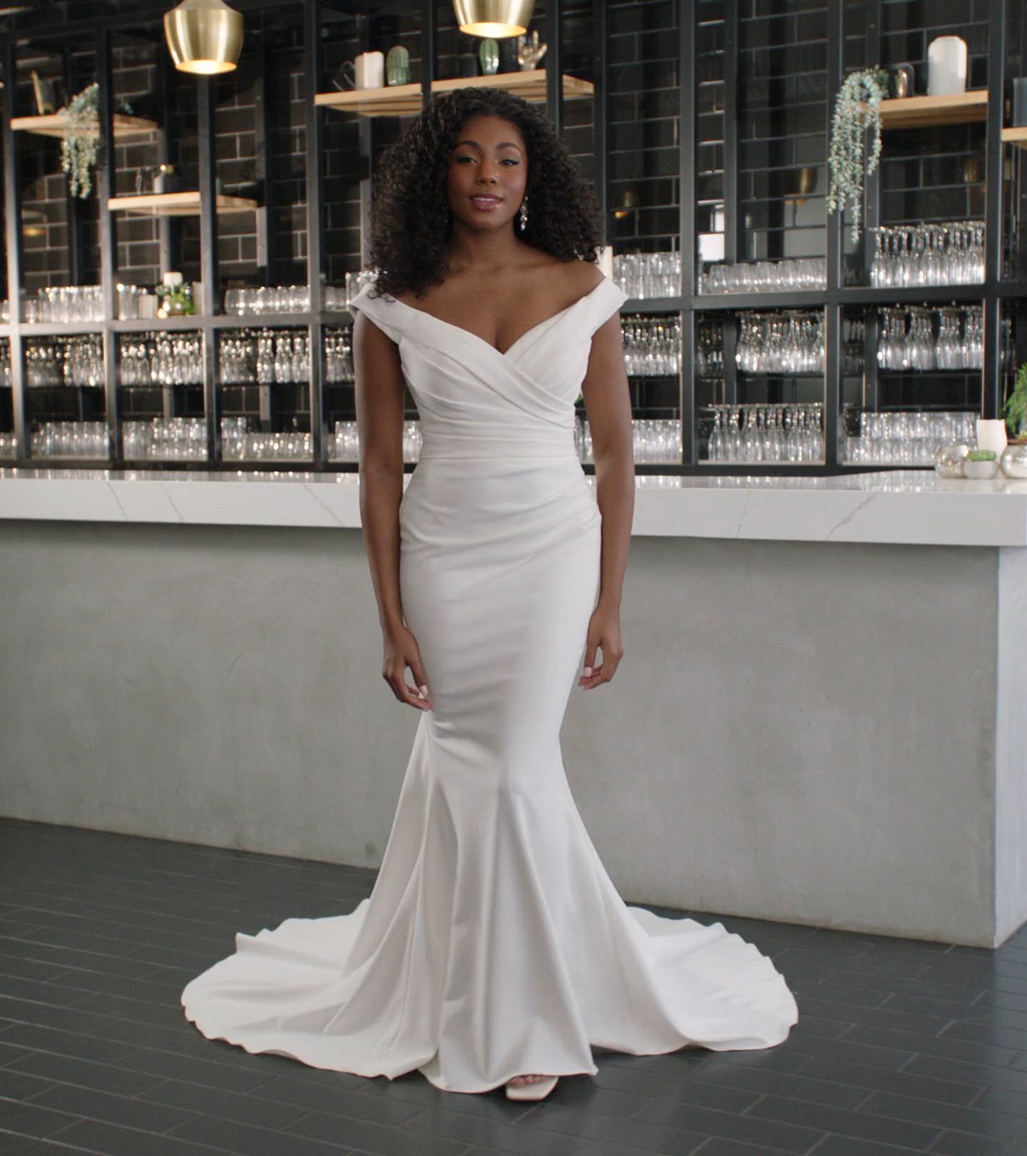 2025-25 秋冬新作  ハイブランドの Contemporary Luxe Draped Column Wedding Dress with V-Neckline エプロン・三角巾