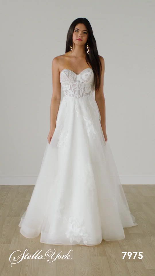 Chic Strapless A-Line Wedding Dress with Floral Lace Appliqués